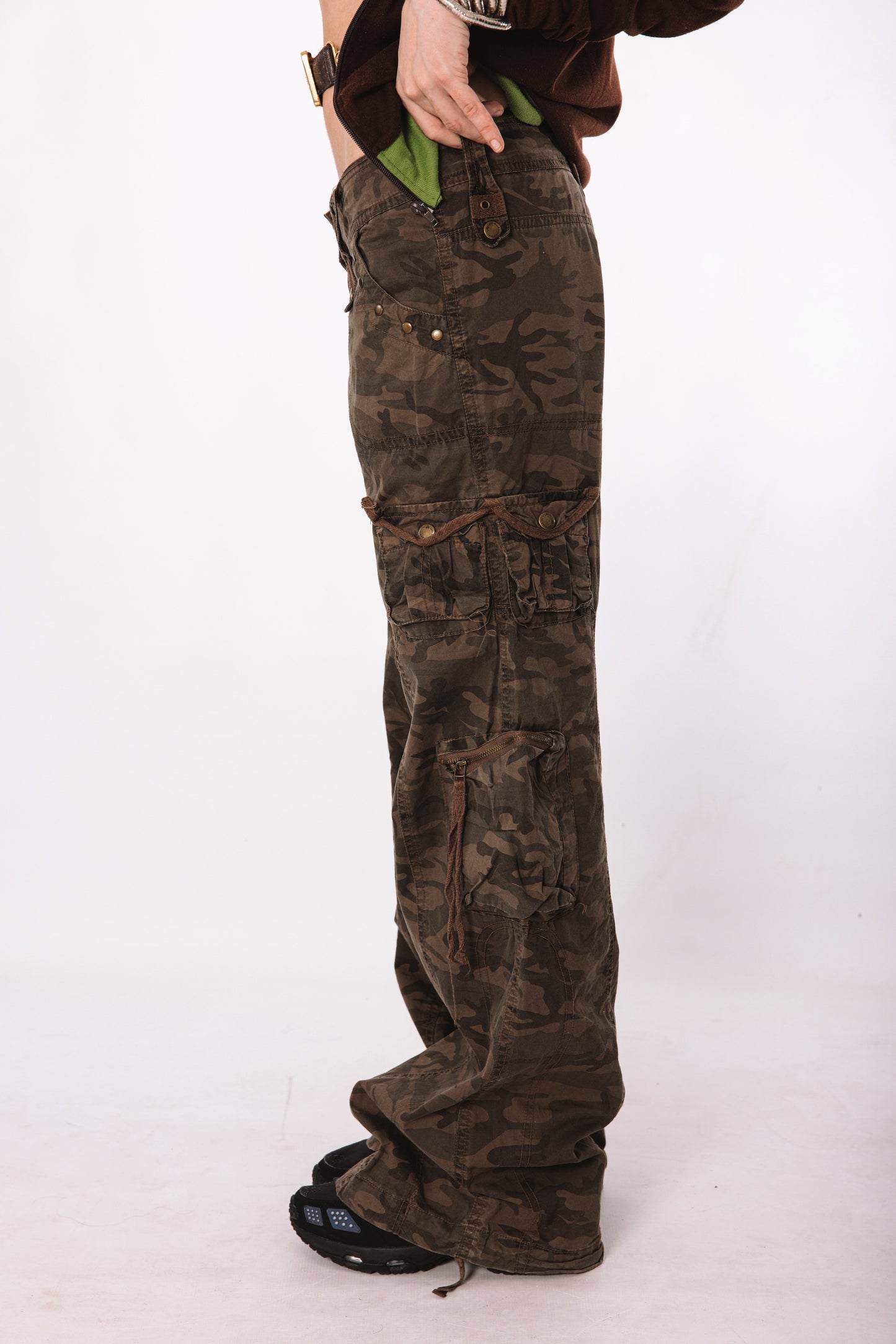 Low-rise camo cargos