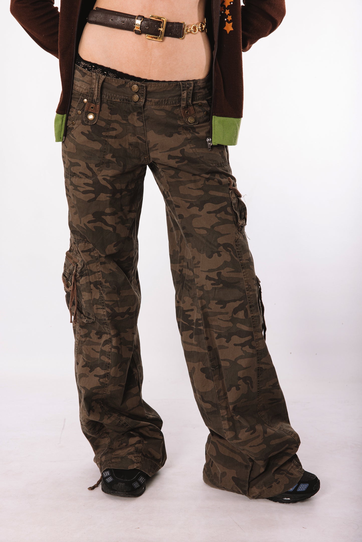 Low-rise camo cargos